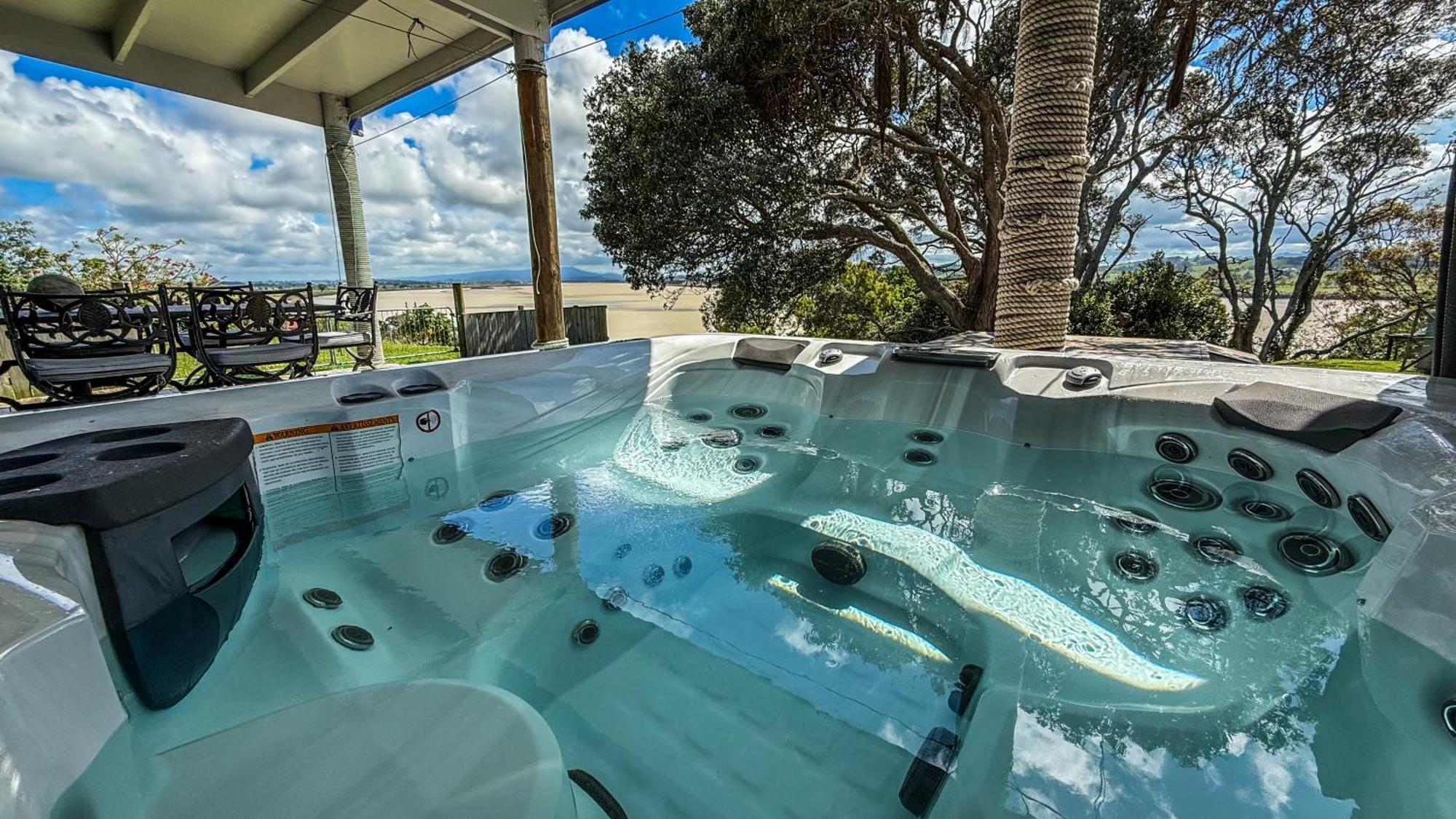Large Riverfront Home With Spa And Stage Te Kopuru Exterior photo